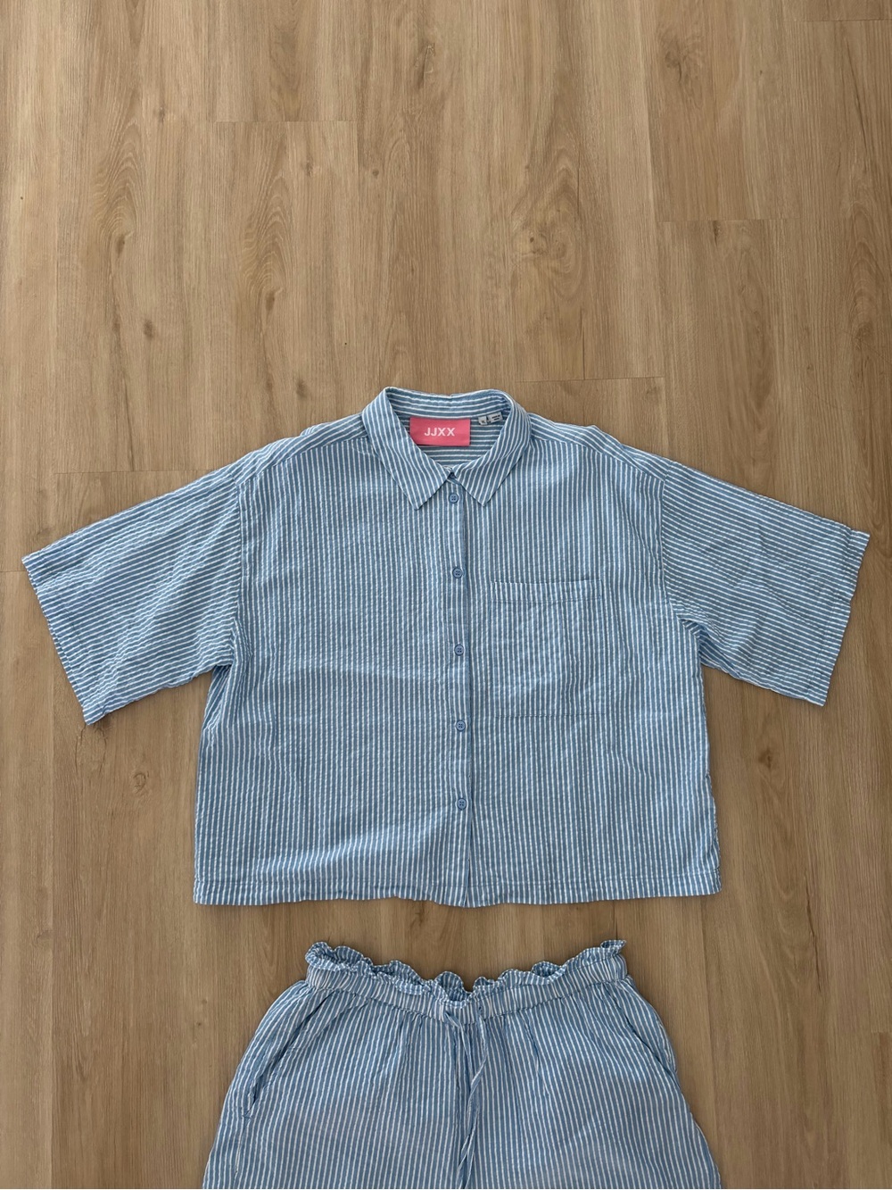 JJXX Striped Matching Set, Cropped Boxy Fit Button Up & Drawstring Shorts - Picture 3 of 6
